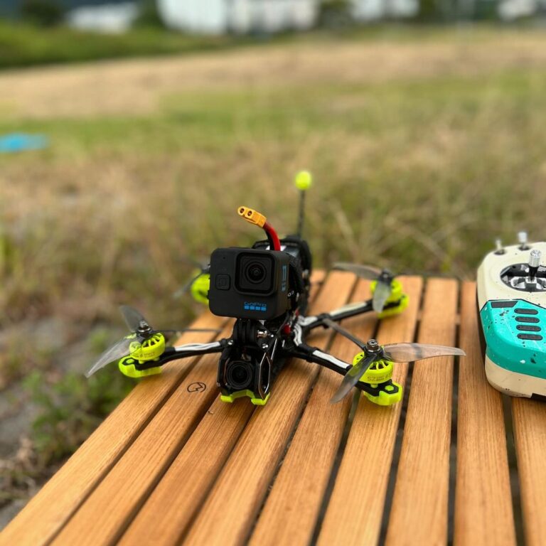 Check out this killer setup with the MEPS SZ2207! Fluorescent green and black frame—talk about a showstopper!