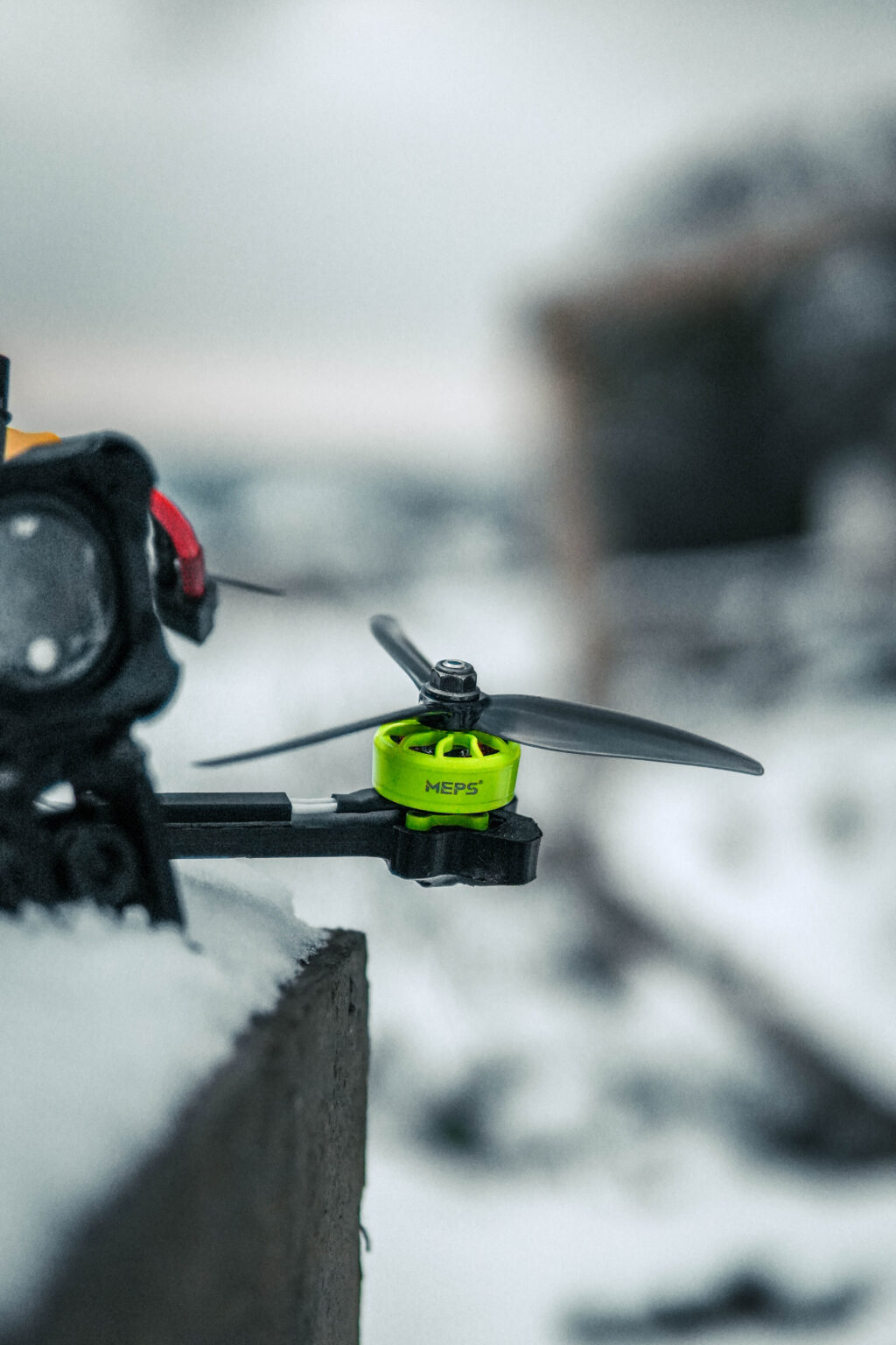 meps-2207-v2-green-5-inch-fpv-drone-snow-field