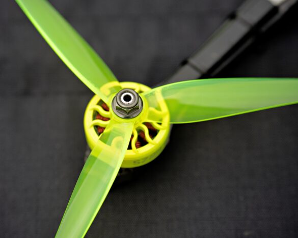 sz2306-fluorescent-green-motor-lifestyle